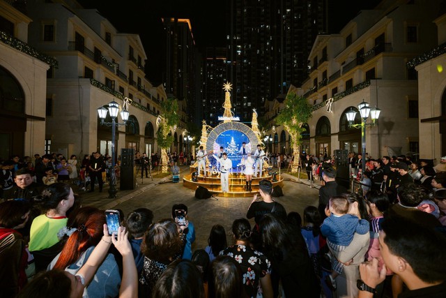 Hàng ngàn du khách hòa mình vào không khí Giáng Sinh tại Malibu Walk  - Ảnh 3.