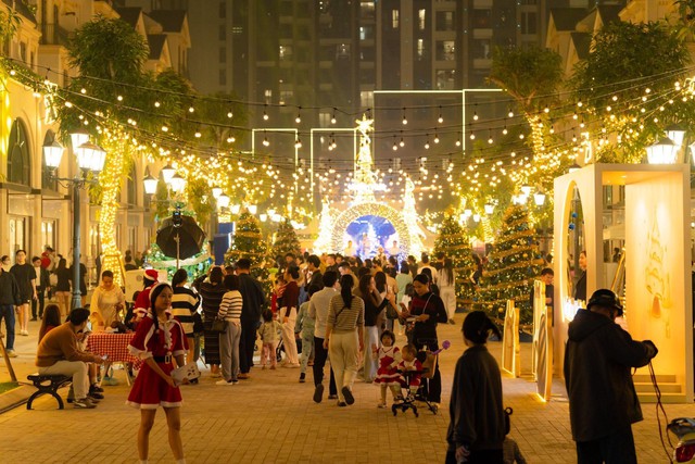 Hàng ngàn du khách hòa mình vào không khí Giáng Sinh tại Malibu Walk  - Ảnh 5.
