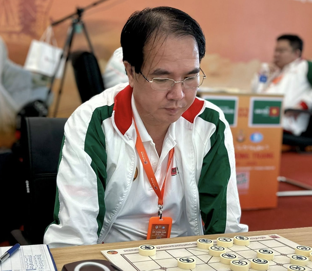 Lại Lý Huynh hụt vé bán kết, Thành Bảo chiến "tam anh" Cúp Cờ tướng Phương Trang - Ảnh 5.