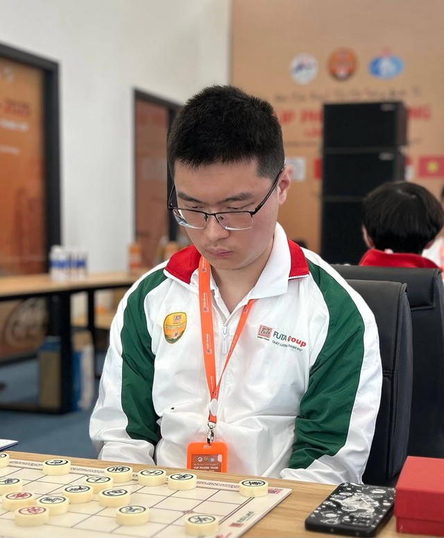 Lại Lý Huynh hụt vé bán kết, Thành Bảo chiến "tam anh" Cúp Cờ tướng Phương Trang - Ảnh 4.