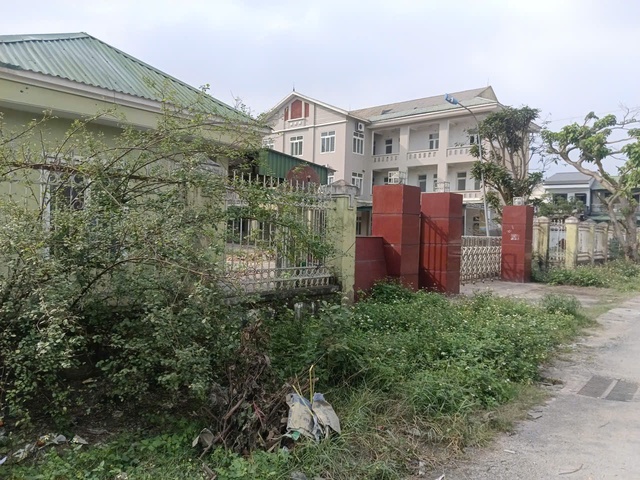 VIDEO: Trụ sở cao 3 tầng rộng h&agrave;ng ngh&igrave;n m2 ở trung t&acirc;m bị bỏ hoang nhiều năm - Ảnh 9.