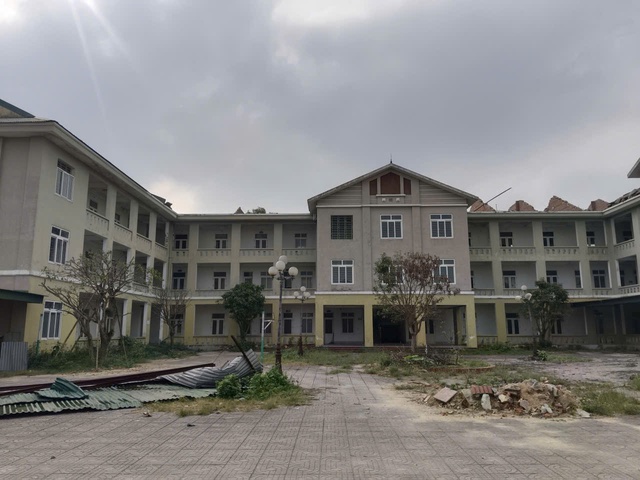 VIDEO: Trụ sở cao 3 tầng rộng h&agrave;ng ngh&igrave;n m2 ở trung t&acirc;m bị bỏ hoang nhiều năm - Ảnh 5.