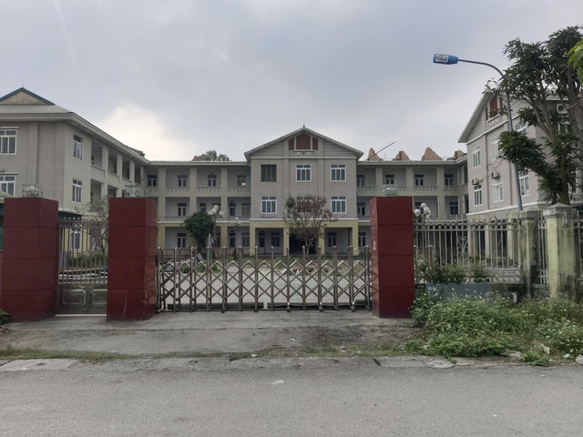 VIDEO: Trụ sở cao 3 tầng rộng h&agrave;ng ngh&igrave;n m2 ở trung t&acirc;m bị bỏ hoang nhiều năm - Ảnh 1.