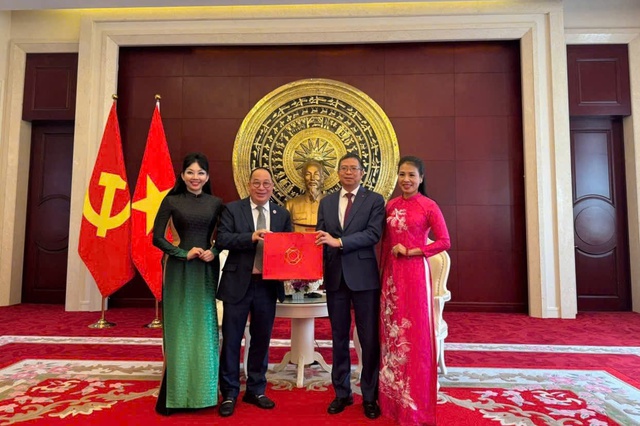 9 dấu ấn nổi bật của NTK-TS Quỳnh Paris trong năm 2025 - Ảnh 1.