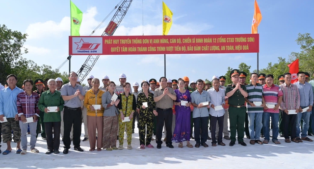 Thủ tướng Phạm Minh Chính kiểm tra tiến độ thi công 2 dự án ở Cà Mau - Ảnh 1.