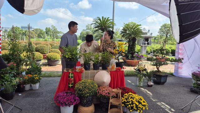 Vựa hoa miền T&acirc;y sớm b&aacute;n hoa Tết qua livestream c&ugrave;ng người nổi tiếng - Ảnh 11.