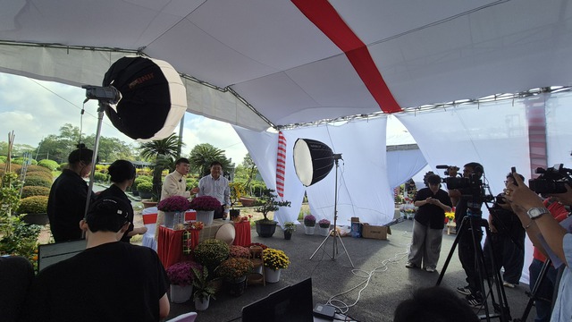 Vựa hoa miền T&acirc;y sớm b&aacute;n hoa Tết qua livestream c&ugrave;ng người nổi tiếng - Ảnh 10.