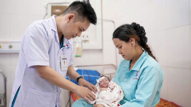 Cứu sống bé sơ sinh bị tắc tá tràng do dị tật bẩm sinh hiếm gặp - Ảnh 1.