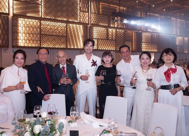 Đám cưới diễn viên Đoàn Minh Tài và Sunny Đan Ngọc quy tụ nhiều ngôi sao nổi tiếng và bác sĩ giỏi - Ảnh 6.