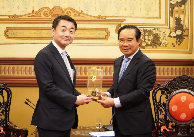 Chủ tịch UBND TPHCM tiếp Thứ trưởng Bộ Đất đai, Cơ sở hạ tầng, Giao thông và Du lịch Nhật Bản - Ảnh 1.