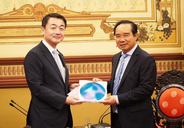 Chủ tịch UBND TPHCM tiếp Thứ trưởng Bộ Đất đai, Cơ sở hạ tầng, Giao thông và Du lịch Nhật Bản - Ảnh 2.