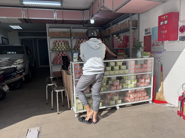 Thị trường ph&aacute;o hoa Tết bắt đầu n&oacute;ng, gi&aacute; tăng 50.000 - 100.000 đồng/hộp - Ảnh 2.