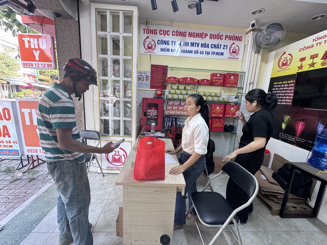 Thị trường ph&aacute;o hoa Tết bắt đầu n&oacute;ng, gi&aacute; tăng 50.000 - 100.000 đồng/hộp - Ảnh 1.