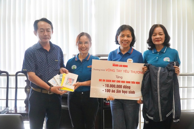 Báo Người Lao Động trao 100 áo ấm và sách cho dự án “Sách hay cho học sinh tiểu học” - Ảnh 1.