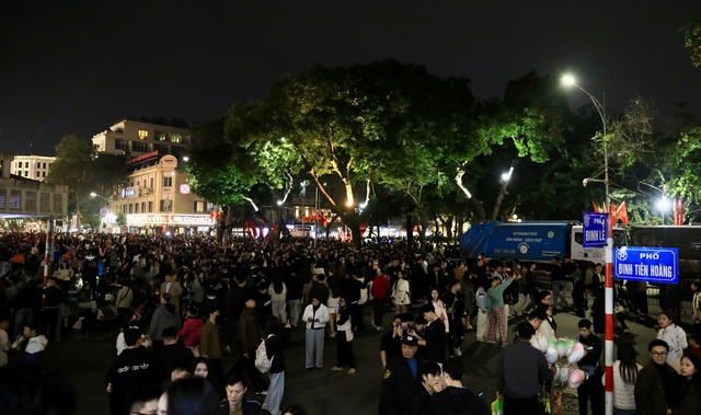 H&agrave;ng ng&agrave;n người d&acirc;n H&agrave; Nội đ&oacute;n giao thừa với ph&aacute;o hoa rực rỡ năm 2026 - Ảnh 1.
