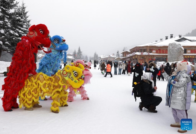 Ch&acirc;u &Aacute; đ&oacute;n giao thừa 2026 sớm: Nơi rực rỡ, nơi tĩnh lặng - Ảnh 10.