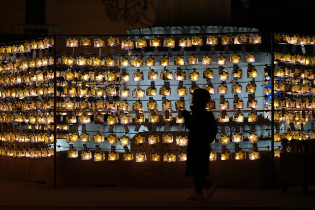 Ch&acirc;u &Aacute; đ&oacute;n giao thừa 2026 sớm: Nơi rực rỡ, nơi tĩnh lặng - Ảnh 3.