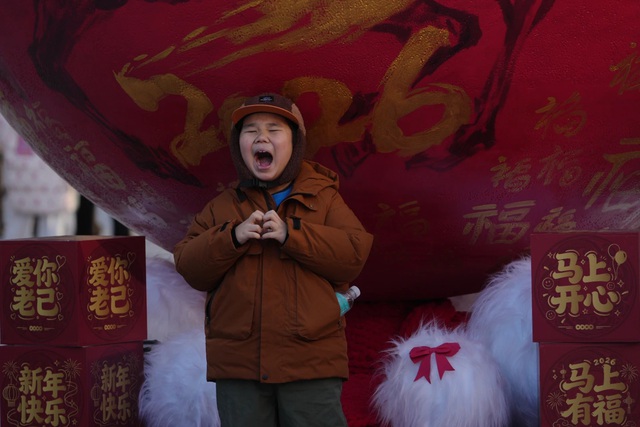 Ch&acirc;u &Aacute; đ&oacute;n giao thừa 2026 sớm: Nơi rực rỡ, nơi tĩnh lặng - Ảnh 4.