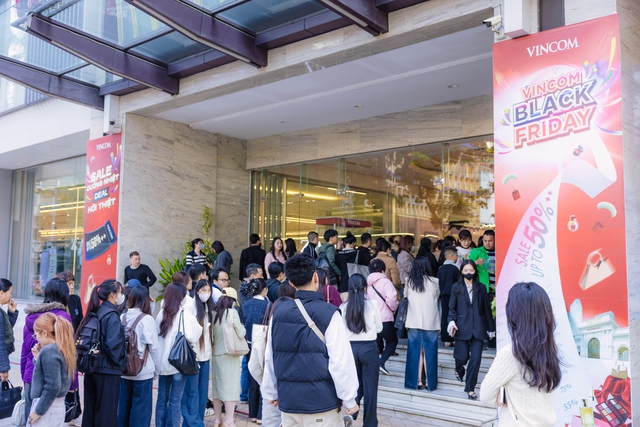 2,3 triệu lượt khách “phá đảo” Vincom Black Friday 2025, tạo cú bùng nổ cho mùa lễ hội cuối năm - Ảnh 1.