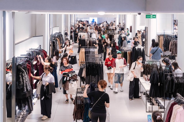 2,3 triệu lượt khách “phá đảo” Vincom Black Friday 2025, tạo cú bùng nổ cho mùa lễ hội cuối năm - Ảnh 3. 2,3 triệu lượt khách “phá đảo” Vincom Black Friday 2025, tạo cú bùng nổ cho mùa lễ hội cuối năm - Ảnh 3.