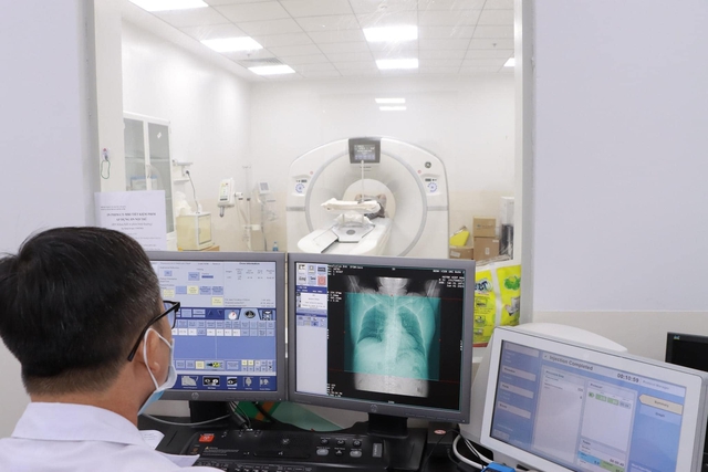 Năm 2025, Bệnh viện Ung bướu TP HCM tiếp nhận hơn 1 triệu lượt khám - Ảnh 1.