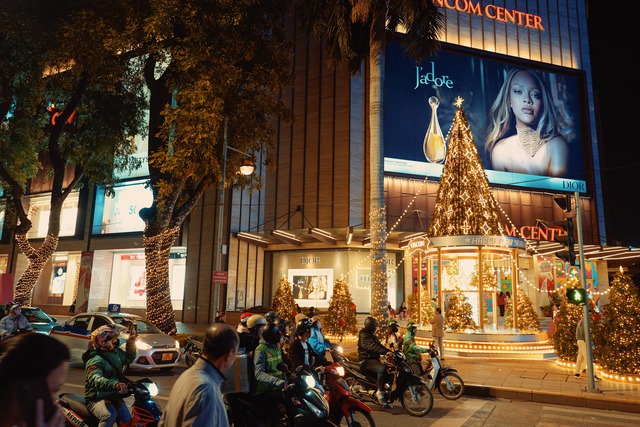 2,3 triệu lượt khách “phá đảo” Vincom Black Friday 2025, tạo cú bùng nổ cho mùa lễ hội cuối năm - Ảnh 5. 2,3 triệu lượt khách “phá đảo” Vincom Black Friday 2025, tạo cú bùng nổ cho mùa lễ hội cuối năm - Ảnh 5.