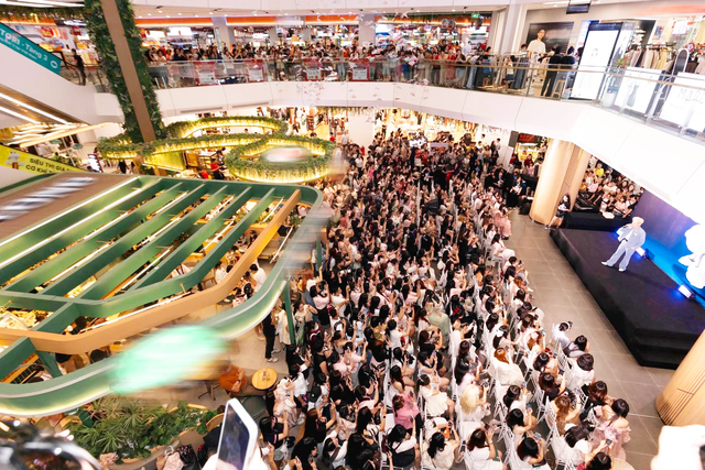 2,3 triệu lượt khách “phá đảo” Vincom Black Friday 2025, tạo cú bùng nổ cho mùa lễ hội cuối năm - Ảnh 6. 2,3 triệu lượt khách “phá đảo” Vincom Black Friday 2025, tạo cú bùng nổ cho mùa lễ hội cuối năm - Ảnh 6.