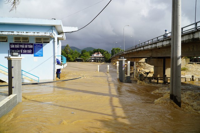 Lũ trên sông Cái Nha Trang đạt đỉnh, lũ rút chậm - Ảnh 2.