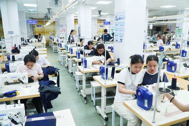 Giảng viên và sinh viên "tăng ca", gấp rút may đồng phục cho học sinh vùng lũ - Ảnh 2.