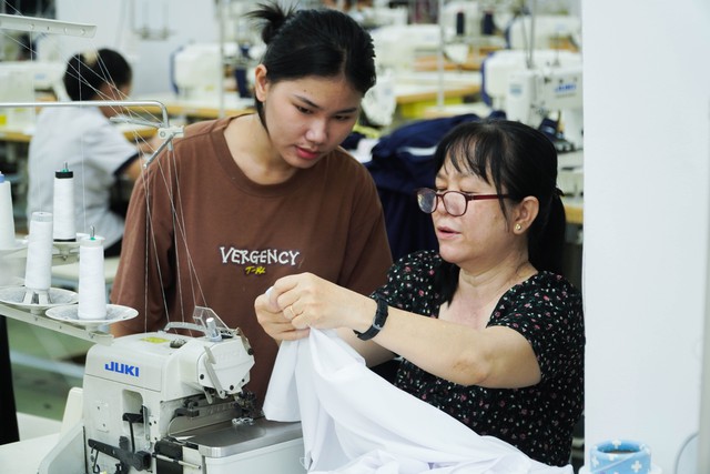 Giảng viên và sinh viên "tăng ca", gấp rút may đồng phục cho học sinh vùng lũ - Ảnh 1.