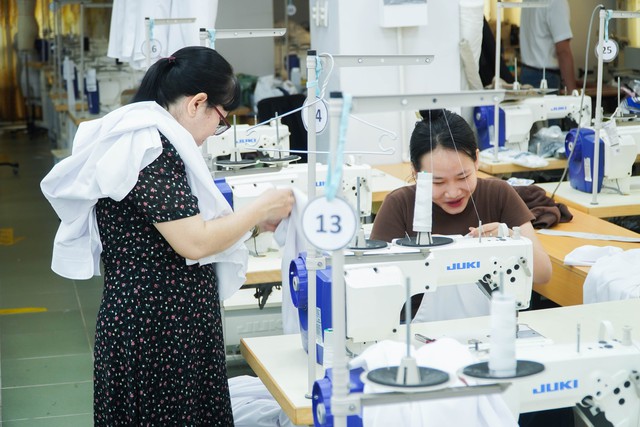 Giảng viên và sinh viên "tăng ca", gấp rút may đồng phục cho học sinh vùng lũ - Ảnh 5.