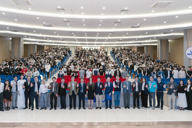 Khi khoa học chạm tới trái tim người trẻ: Dấu ấn VinFuture 2025 tại giảng đường Việt Nam - Ảnh 2.