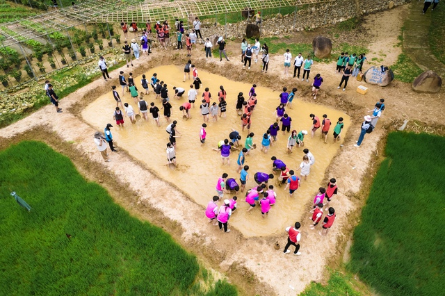 Yang Bay: "Lớp học ngoài trời" đánh thức đam mê khám phá của học sinh - Ảnh 4.