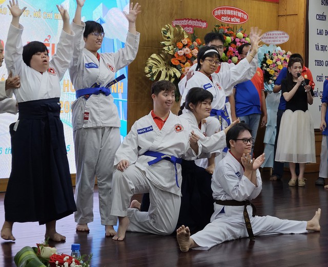 Tiết mục văn nghệ xúc động tại đại hội đại biểu ở TPHCM - Ảnh 2.