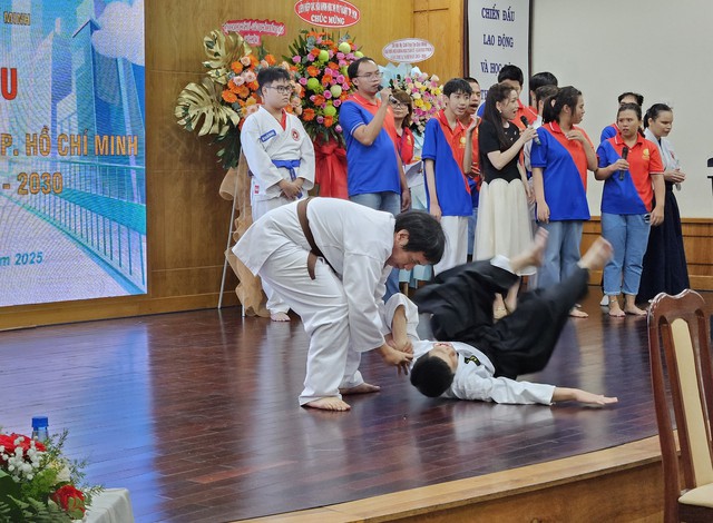 Tiết mục văn nghệ xúc động tại đại hội đại biểu ở TPHCM - Ảnh 3.