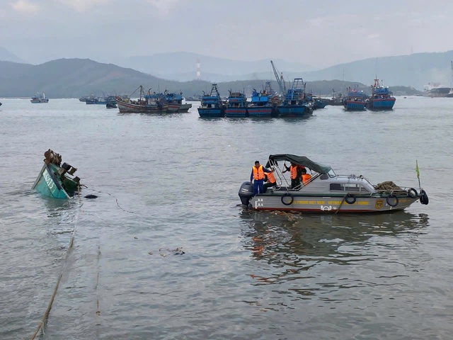 Tàu cá chở 4 ngư dân chìm gần đảo Hòn La lúc sáng sớm - Ảnh 3.