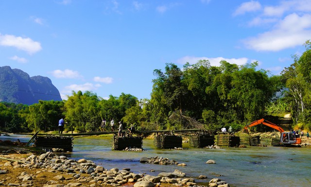 Cả bản cùng nhau dựng cầu vượt sông ở Thanh Hóa - Ảnh 1.