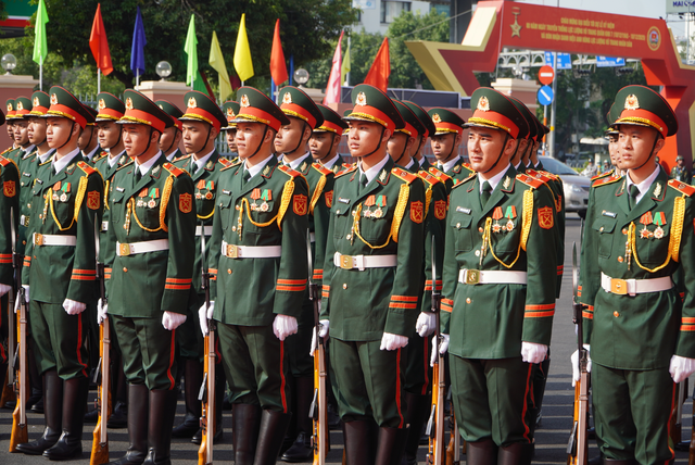 Chủ tịch nước Lương Cường dự lễ kỷ niệm 80 năm ngày truyền thống Lực lượng vũ trang Quân khu 7 - Ảnh 3.