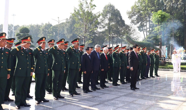 Chủ tịch nước Lương Cường dự lễ kỷ niệm 80 năm ngày truyền thống Lực lượng vũ trang Quân khu 7 - Ảnh 2.