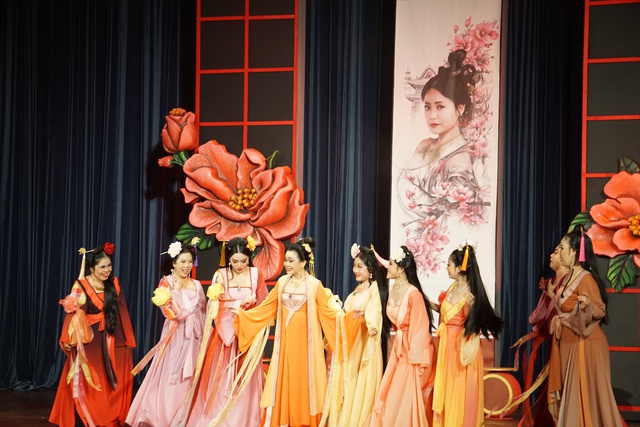 Vở "Dưới bóng giai nhân" - Ảnh 1.