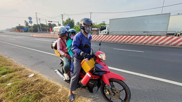 VIDEO: Người lao động miền Tây lỉnh kỉnh trở lại nơi làm việc- Ảnh 2.