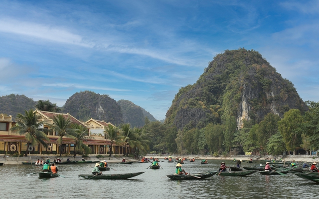 Hàng vạn du khách đổ về các điểm du lịch nổi tiếng Ninh Bình- Ảnh 8.