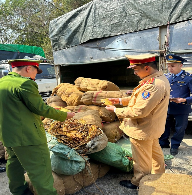 Phát hiện gần 3 tấn lá cây thuốc lá sấy khô "trôi nổi"- Ảnh 1.