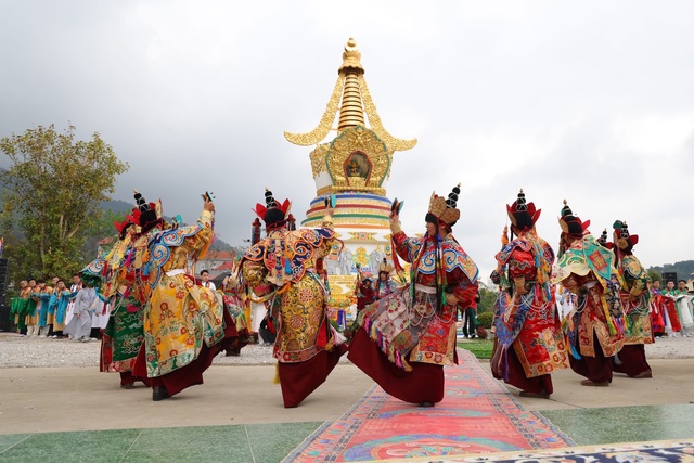 Nô nức hành hương về Đại Bảo Tháp Mandala Tây Thiên dự Pháp hội Cầu an- Ảnh 2.