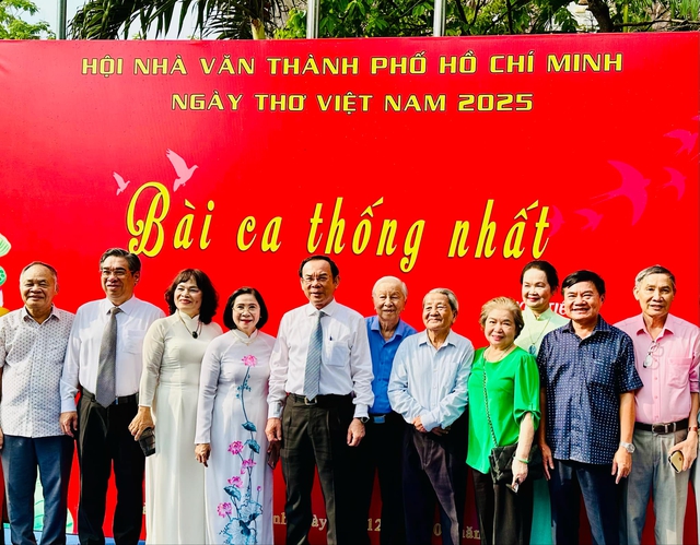 Khai mạc "Ngày thơ Việt Nam 2025" tại TP HCM- Ảnh 14.