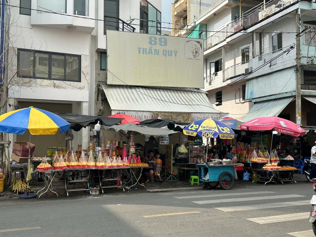 VIDEO: Bánh tổ, bánh đào tiên, “cỗ online”… thưa khách ngày rằm tháng Giêng- Ảnh 1.