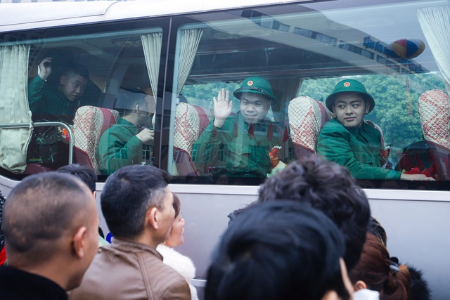 Bí thư Thành ủy và Chủ tịch UBND TP Hà Nội động viên tân binh lên đường nhập ngũ- Ảnh 7.