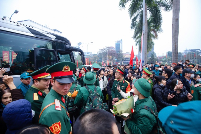 Bí thư Thành ủy và Chủ tịch UBND TP Hà Nội động viên tân binh lên đường nhập ngũ- Ảnh 5.