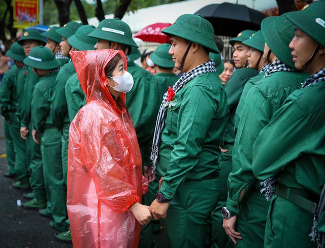 Giây phút tân binh tạm biệt người thân để lên đường thực hiện nghĩa vụ quân sự. Ảnh: HOÀNG TRIỀU