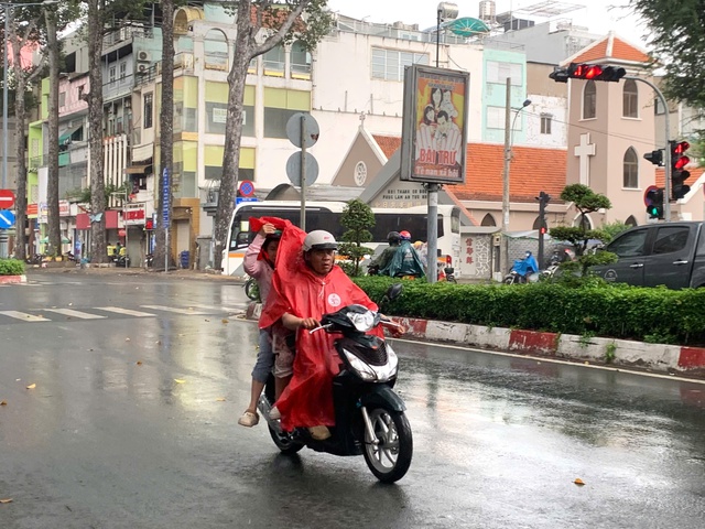 Chiều nay, TP HCM tiếp tục hứng mưa trái mùa- Ảnh 1.